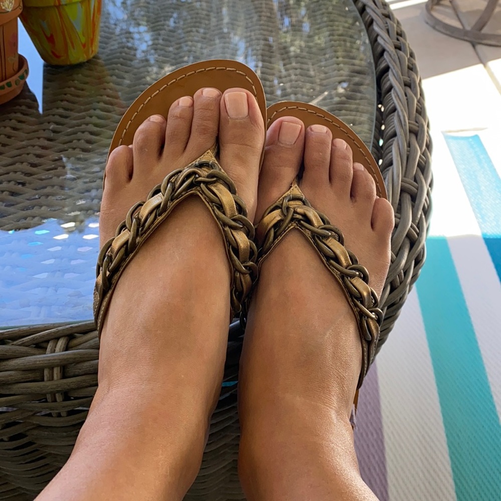 Guess - chain flip flops